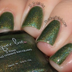 I've been slacking with sharing my blog photos here! This is @lacquer_lust "Ho Ho Holodays" from the holiday trio by @lacquer_lust, @polishedbykpt & @serumno5! All the details are up at PeachyPolish.com!