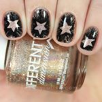  Shining Stars! Used @differentdimensionus "Barnaby" and @uberchicbeauty 4-01 stamping plate. #differentdimension #uberchicbeauty #uberchic #christmasnails #NYENails #Nailstamping #peachypolish 